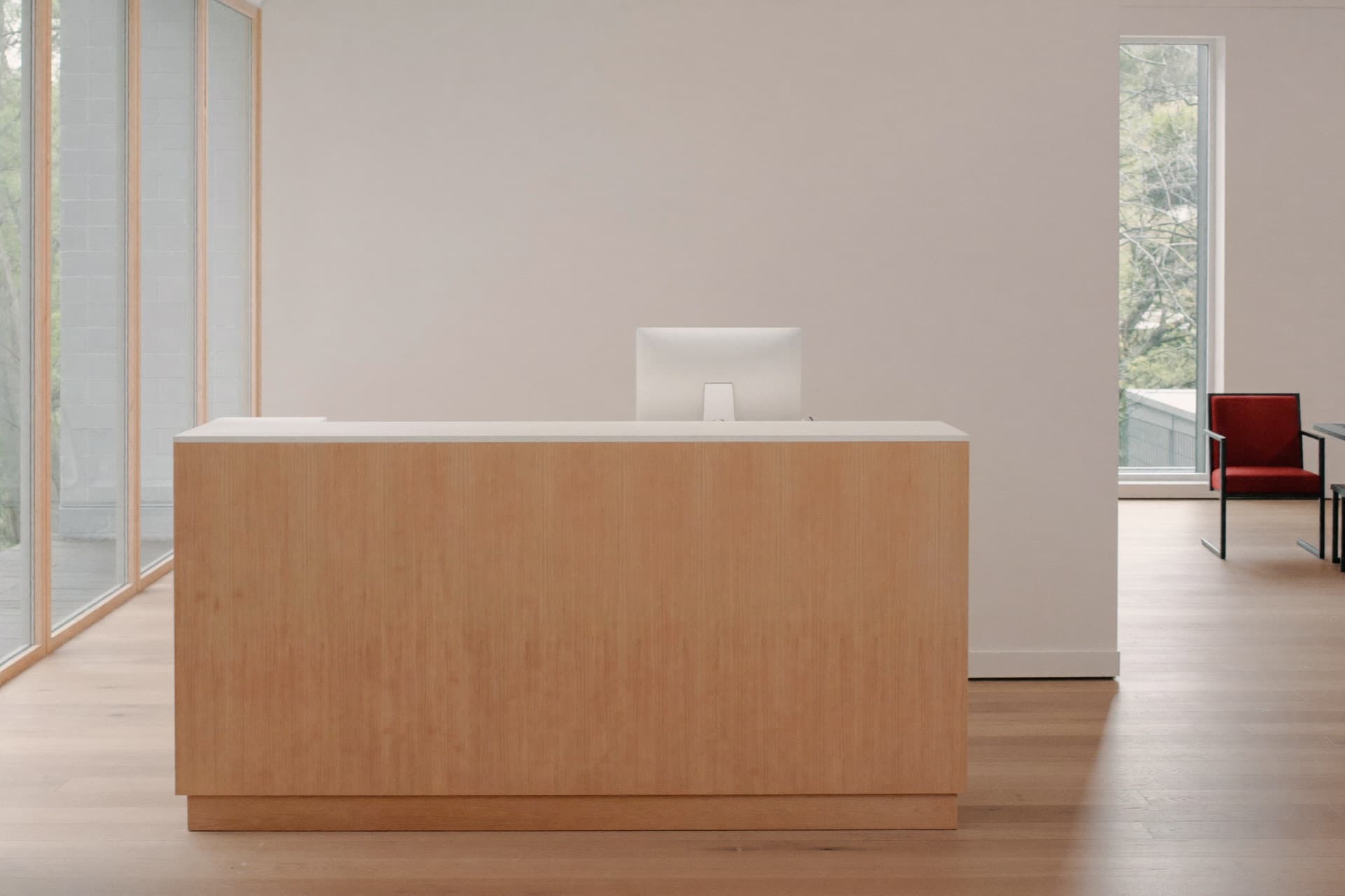 Helle, moderne Praxisräume mit Empfangstresen aus Holz